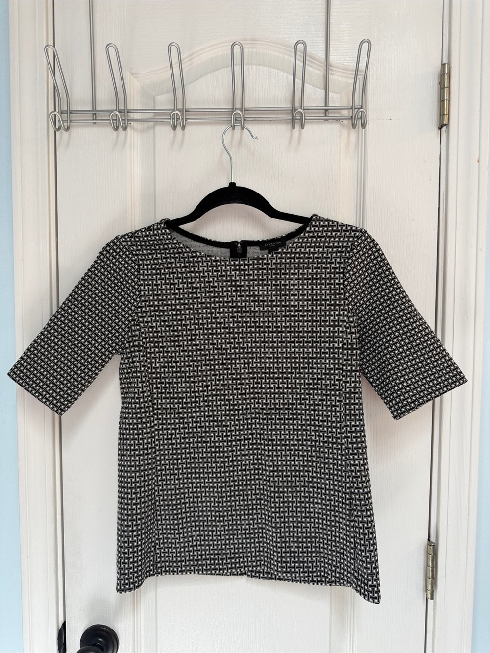 Ann Taylor Black and White Geometric Short-Sleeve Top